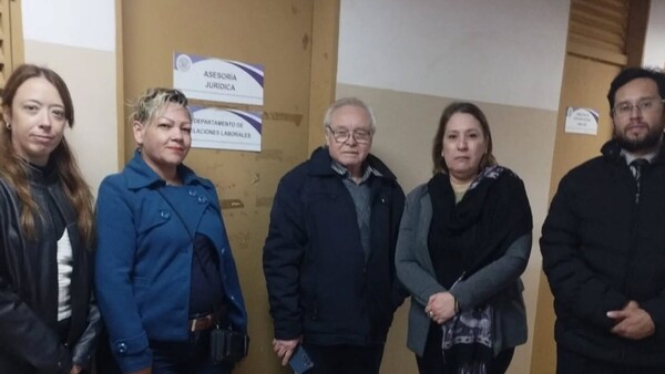 Denuncian persecución a jefa de prensa de Clínicas para "cambiarla" por "kavaju político"
