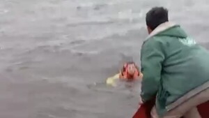 Video: Salvan a cinco personas tras vuelco de deslizadora en el río Paraguay