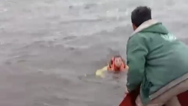 Video: Salvan a cinco personas tras vuelco de deslizadora en el río Paraguay