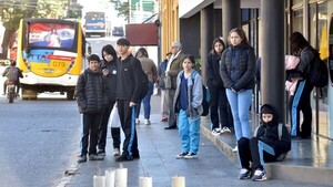 Calvario de estudiantes: Larga espera ante reguladas y además son ignorados por los conductores