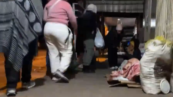Grupo solidario ofrece abrigo y comida a personas en situación de calle durante el frío