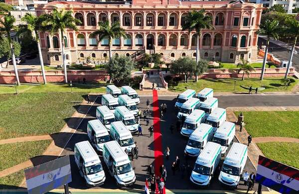 Ambulancias para el SEME: entregan 26 ambulancias y prometen “flota nunca vista en Paraguay” - Nacionales - ABC Color