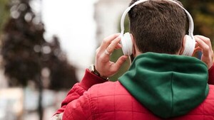 Alarma por pérdida auditiva en jóvenes: advierten sobre riesgos del uso excesivo de auriculares