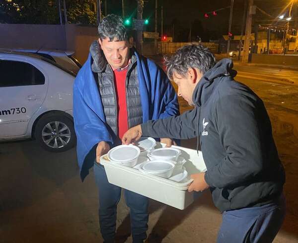 Grupo de amigos reparte comida y abrigo a personas vulnerables ante el frío - Nacionales - ABC Color