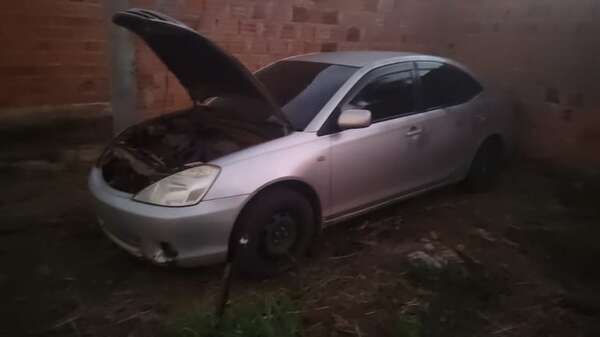 Recuperan un automóvil robado gracias a vecinos “curiosos” - Policiales - ABC Color