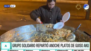 Grupo solidario repartió anoche platos de guiso aku