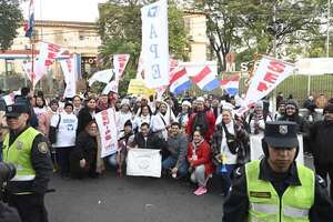 Enfermeros de todo el país protestan frente al Ministerio de Salud - Nacionales - ABC Color