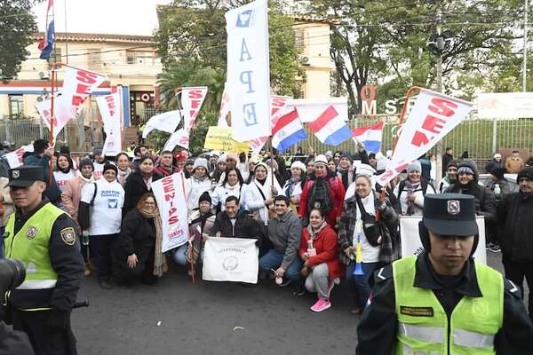 Enfermeros de todo el país protestan frente al Ministerio de Salud - Nacionales - ABC Color