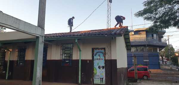 Tras reclamo, reparan el techo de una escuela de Franco que podría caerse sobre los niños - La Clave