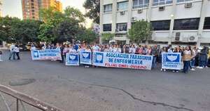 La Nación / Enfermeras se movilizan frente a la sede de Salud Pública