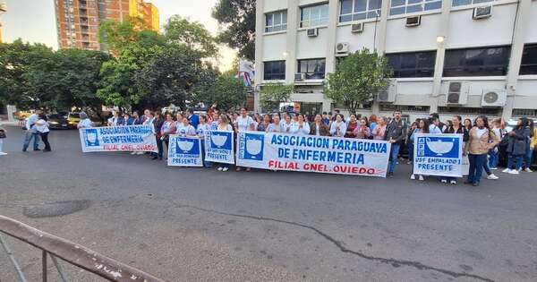 La Nación / Enfermeras se movilizan frente a la sede de Salud Pública
