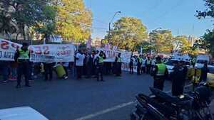 Con marea blanca, enfermeras se movilizan frente al Ministerio de Salud con reivindicaciones laborales
