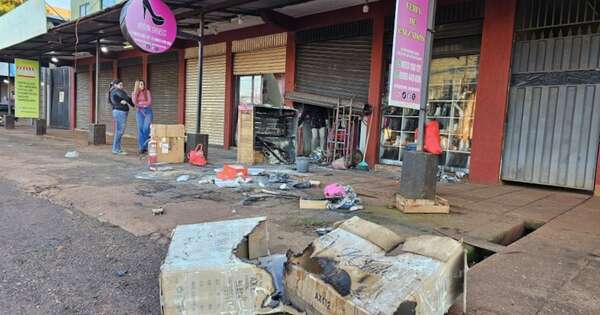 Diario HOY | Cargador enchufado provocó incendio en local de venta de calzados