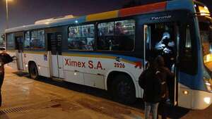 En el frío, pasajeros sufren la regulada de buses - Nacionales - ABC Color