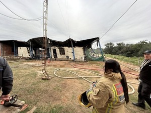 Incendio consumió por completo comisaría en Filadelfia