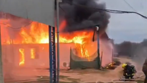 Video: Incendio consume comisaría de Filadelfia y deja cuantiosos daños