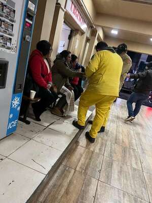 Bomberos reparten cocido y abrigos a vulnerables por intenso frío - Nacionales - ABC Color
