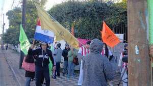 Integrantes de la UNJPTY se manifiestan para evitar desalojo de su sede administrativa - Nacionales - ABC Color