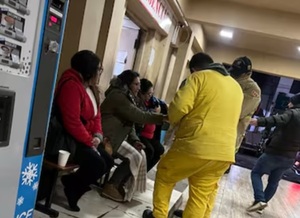 Bomberos entregan cocido y abrigos a vulnerables por frío