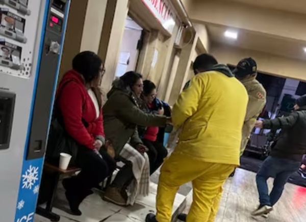 Bomberos entregan cocido y abrigos a vulnerables por frío