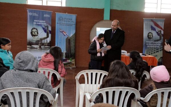 Alumnos de la Escuela Fidel Maíz de Arroyos y Esteros participaron del programa “El Juez que yo quiero”