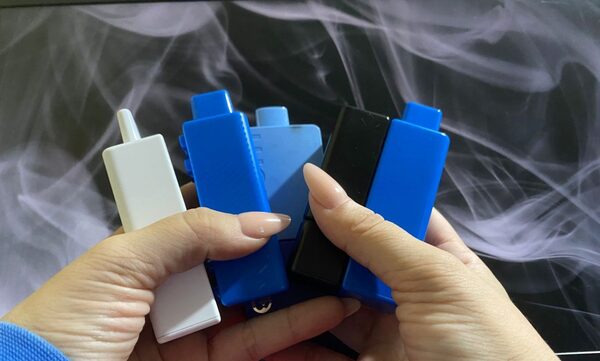 Sancionan ley que regula vapeadores y prohíbe su venta a menores