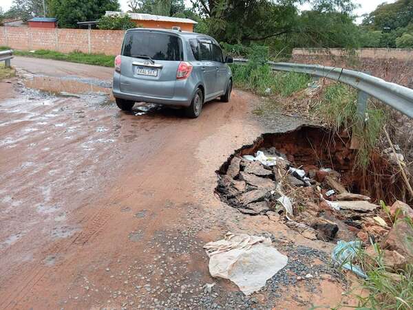 Ñemby: puente está a punto de desmoronarse y vecinos exigen reparación para no quedar aislados - Nacionales - ABC Color
