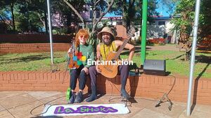 Pareja de músicos "trotamundos" llega a Encarnación para compartir su arte y vivencias