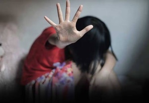 Dan arresto domiciliario a docente que habría abusado de su hijastra de 13 años - Noticiero Paraguay