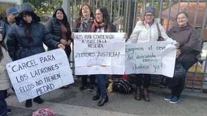 Mafia de pagarés: habilitan línea exclusiva para jubilados afectados por descuentos indebidos - Política - ABC Color