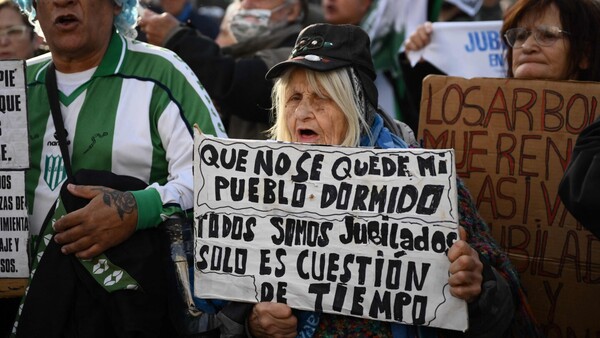 Médicos y organizaciones sociales se unen a jubilados en Argentina contra ajustes de Milei
