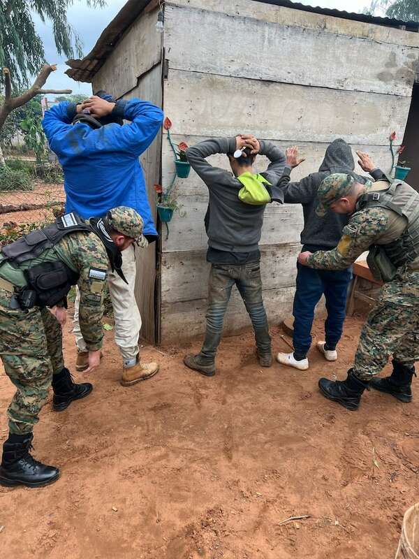 Operativo en Guarambaré deja tres detenidos y 1.250 dosis de crack incautadas - Policiales - ABC Color