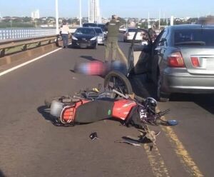 Conductor abrió la puerta de golpe y causó siniestro vial en pleno puente internacional