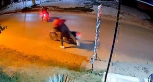 Cae presunto ladrón que, en segundos, robó moto a lomitero en MRA - trece