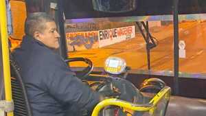 Chofer valé y sus pasajeros auxiliaron a doña que se desvaneció en el micro