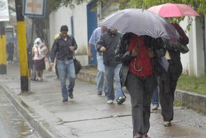 Jueves fresco con lluvias y cielo cubierto