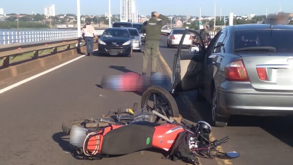 Chofer abrió la puerta de repente y provocó un accidente