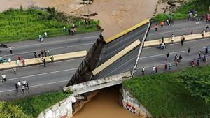 Colapsa un puente de la principal autopista de Venezuela tras las intensas lluvias