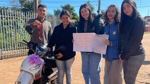 Esperanza en dos ruedas: Regalaron una moto 0 km a su compañera luego que le robaran su biciclo