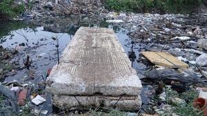 Por falta de puente, niños del Bañado Sur deben cruzar arroyo en una balsa de isopor - Nacionales - ABC Color