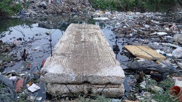 Por falta de puente, niños del Bañado Sur deben cruzar arroyo en una balsa de isopor - Nacionales - ABC Color