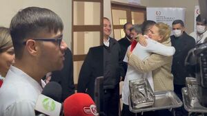 Ministra de Salud visitó el Hospital de Coronel Oviedo y recibió reconocimiento de médicos residentes