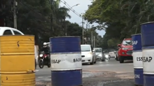 Con tambores cubren baches ocasionados por caño roto de la Essap en San Lorenzo