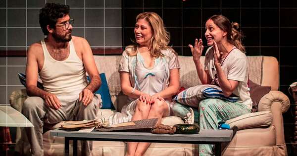 Diario HOY | Comedia teatral “En Familia” invita a mirar acontecimientos políticos actuales desde la ironía