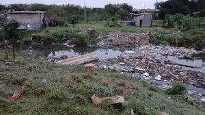 Niños cruzan arroyo en balsa de isopor por falta de puente - Noticiero Paraguay