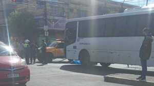 Colectivo arrolló a un hombre que intentaba cruzar en el Mercado 4