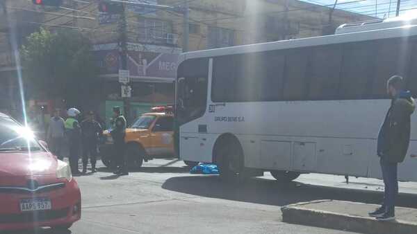 Colectivo arrolló a un hombre que intentaba cruzar en el Mercado 4