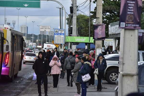 Millones en ceremonial, mientras hay reguladas del transporte y hospitales abarrotados  - Política - ABC Color