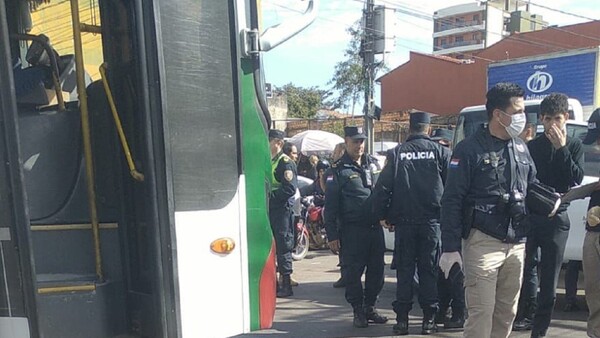 Colectivo atropella y mata a un hombre en el Mercado 4
