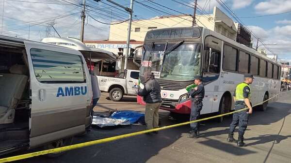 Trágico video: adulto mayor fue arrollado por un bus en el Mercado 4 y murió - Policiales - ABC Color